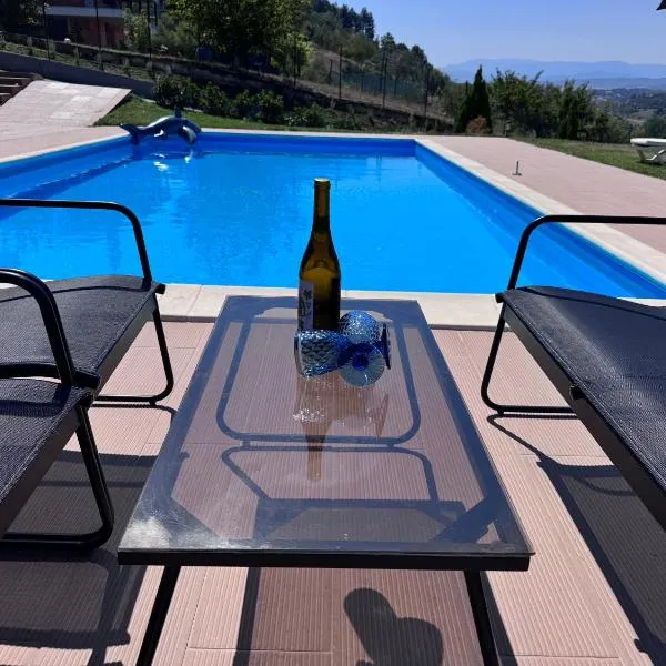 Luxury Villa Rafaela Οικογενειακή βίλα με ιδιωτική πισίνα, BBQ κ παιχνίδια Ιδανική για οικογένειες με παιδια, hotel i Grevena