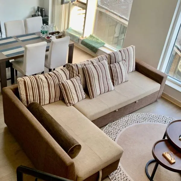 Beijing City Center - 3-bedroom, 2-bathroom duplex family flat, hotell i Beijing