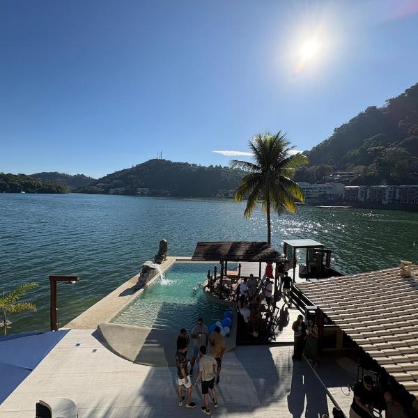 Casa a beira mar com piscina e vista sensacional