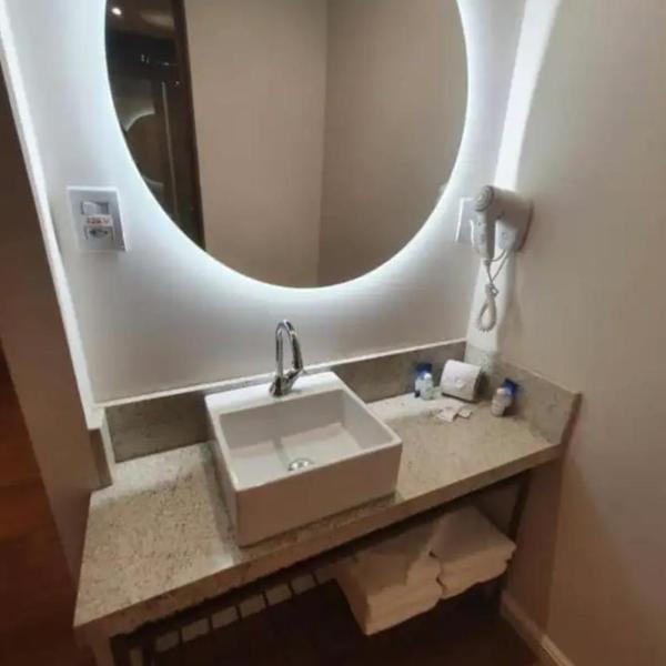 Hot Beach Suites Apartamento com Varanda e Cozinha - Foto 2