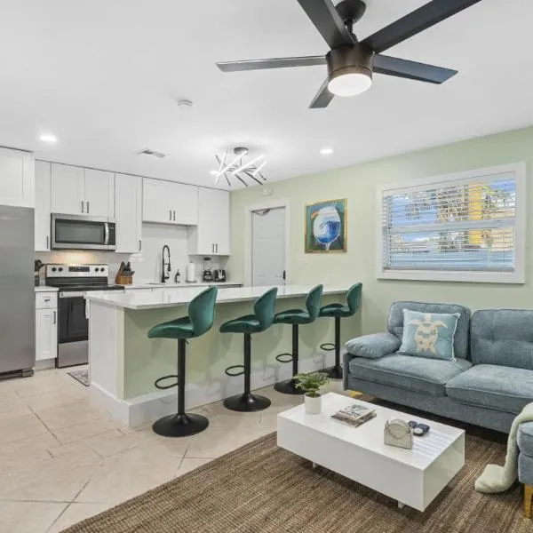The Shark Tank Margaritaville Steps to Beach Shops Downtown Cocoa Beach, hotel di Cocoa Beach