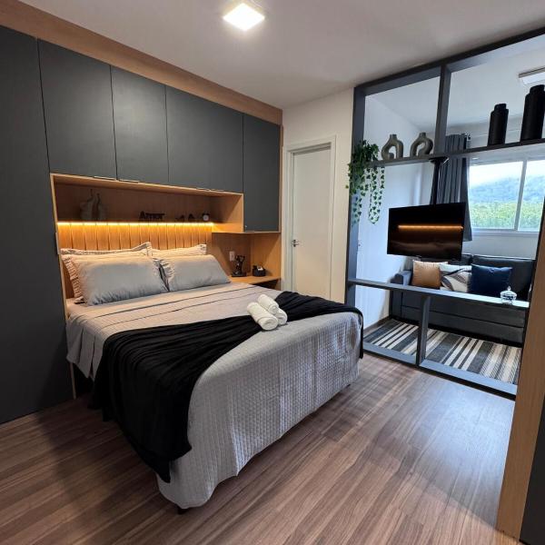 Studio luxuoso bem equipado, cama Queen size ar condicionado e garagem