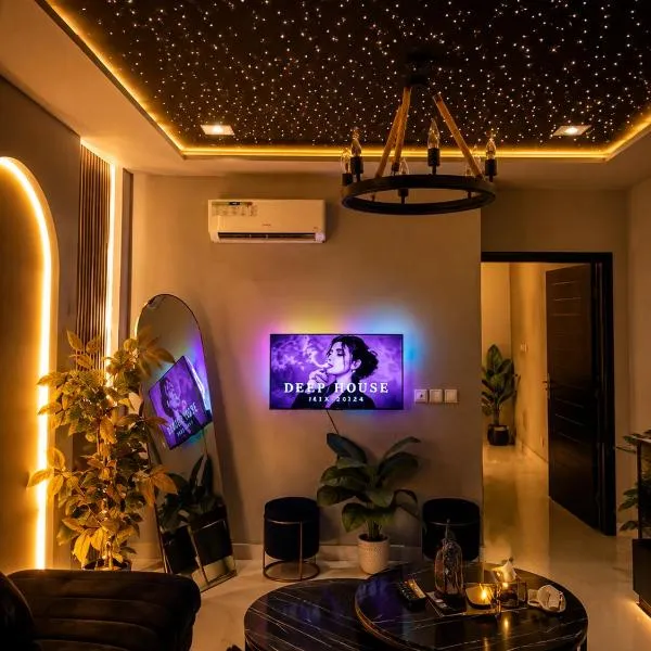 Modern 1BHK with Gym, Cinema & Premium Comfort, hotel u gradu Lahore