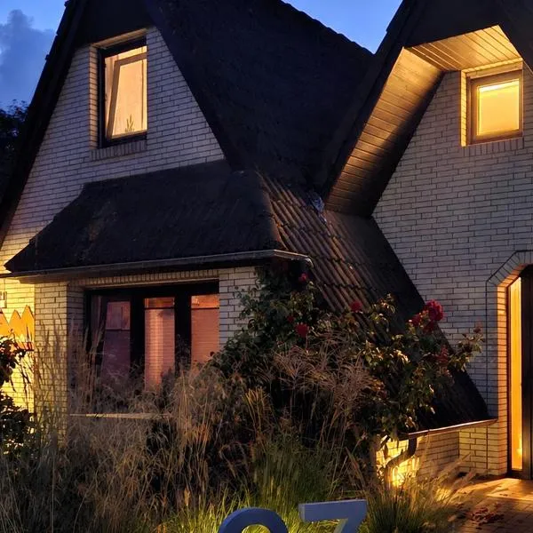 Fewo Kumm rin - Ihre private Nordsee-Oase direkt hinter dem Deich - privater Gartenstrand - Sauna & Kamin - Vieles für den kleinen Gast, hotel a Carolinensiel