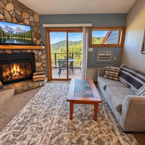 North Shore ski-in/ski-out loft with hot tub, Hotel in Lutsen
