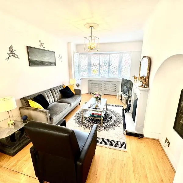 Stunning Modern Cozy 5 star 3 bedroom house-Free Parking Greater London Metro Stations hosted by Tony, ξενοδοχείο σε Catford