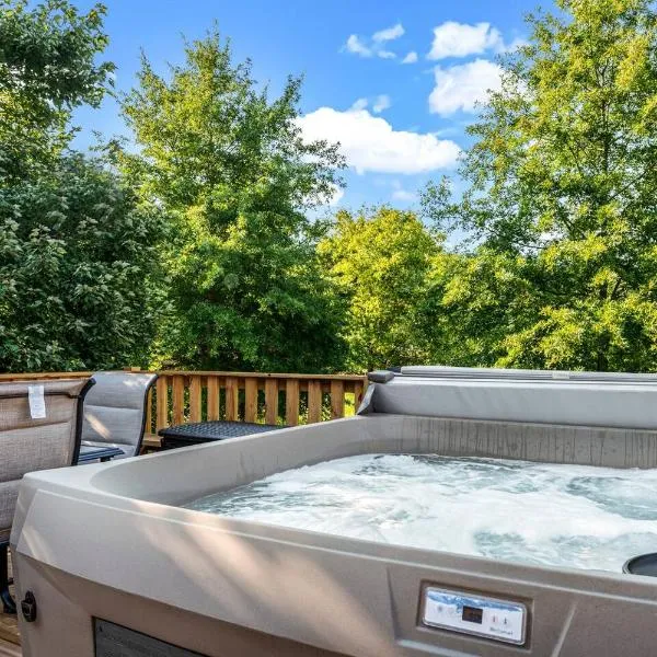 Creekside Cottage! 3BR-3BA, Every Bedroom with Private Bath!Hot Tub! Pigeon Forge, Hotel in Pigeon Forge
