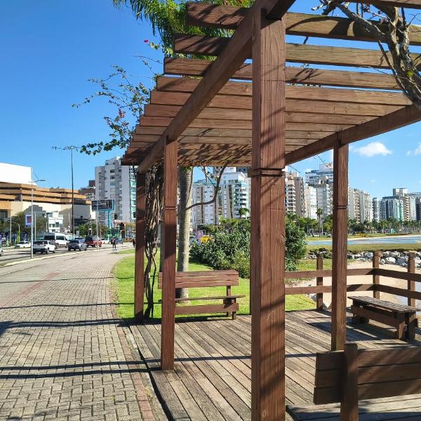 Quarto no Centro de Floripa, pertinho da Beiramar e Shopping