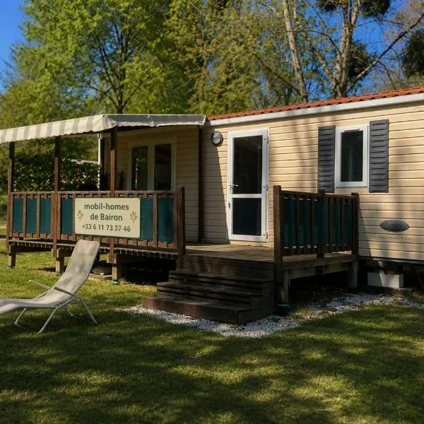 Mobil-home 4-6 personnes Camping de Bairon 08 en bord de lac: Le Chesne şehrinde bir otel