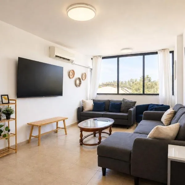 YaffoTLV Beach - Bright 2 Bedroom Apartment WITH SHELTER، فندق في تل أبيب