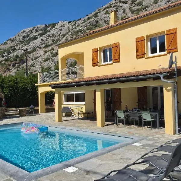 Sublime villa aux pieds des rivières et randonnées, מלון בOmessa