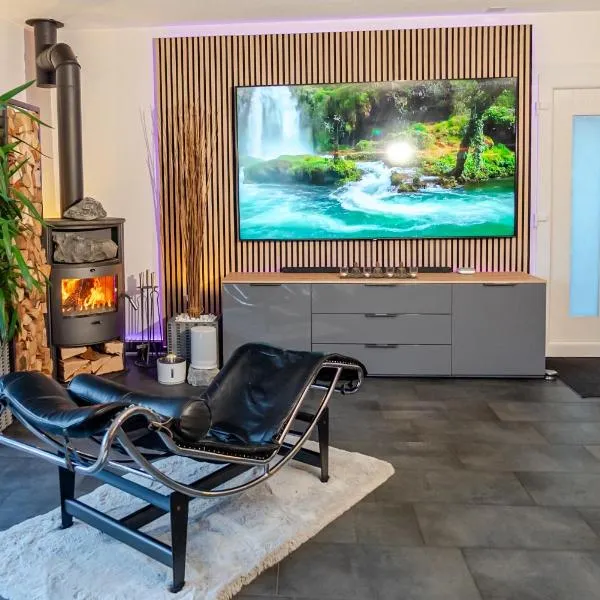 Magnifique VILLA de 120m2 au Coeur du Valais avec piscine en été โรงแรมในChamoson