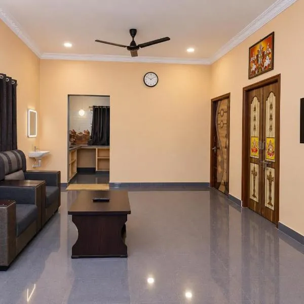 New Spacious 2BHK Luxury Residence with AC bedrooms, fully equipped Kitchen & Parking in Tirupati, Near Railway station, khách sạn ở Tirupati