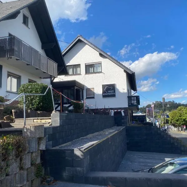 1927Apartments mit Blick auf die Nürburgring Nordschleife und fußläufig zum GP-Fahrerlage, khách sạn ở Nürburg