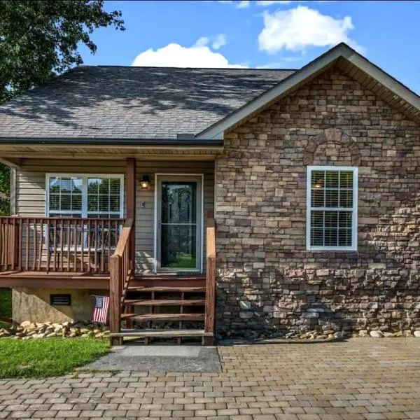 Creekside Cottage! 3BR-3BA, Every Bedroom with Private Bath!Hot Tub! Pigeon Forge, hotel u gradu 'Pigeon Forge'