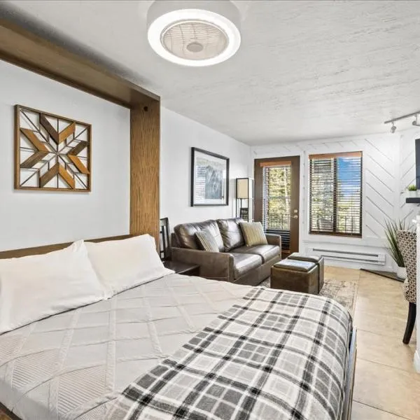 Charming Condo near Navajo Lift, hotel v mestu Brian Head