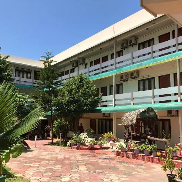 Gnaanams Hotel and Restaurant, hotel in Mirusuvil