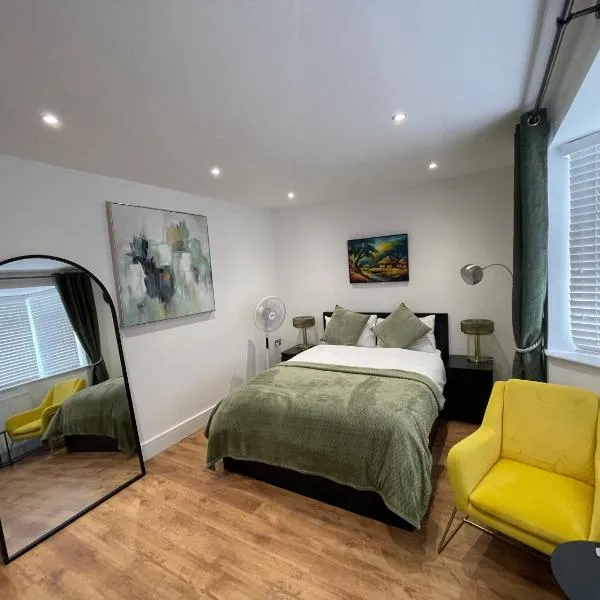 Rooms in Luxury 6 Bedroom House، فندق في Strood