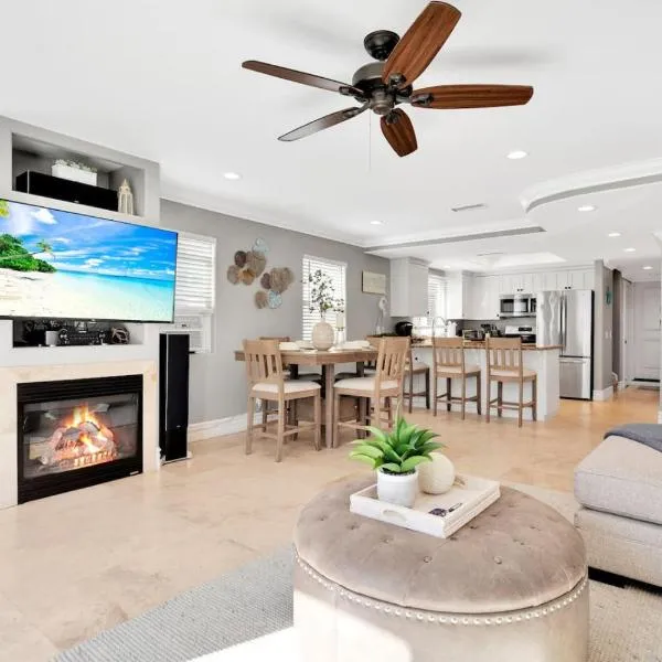 Beach Escape with Patio! 2 Min Walk to Sand & Surf, hotel din Newport Beach