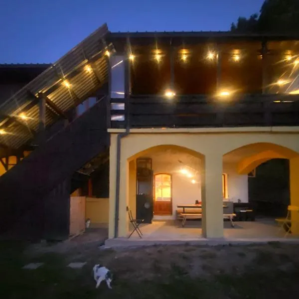 Shangri-La Travellers' Hostel, hôtel à Castel dellʼAlpi