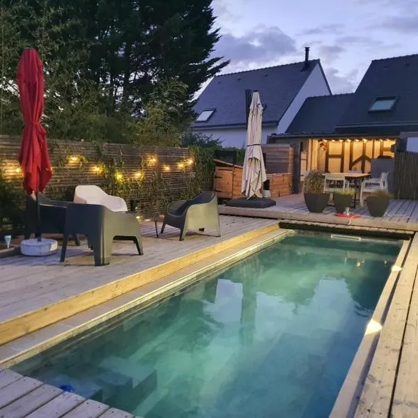 St Gildas de Rhuys - Maison 8 à 10 pers - 5 chambres, piscine du 01 05 au 30 09 - Borne de recharge 3 7 kw - 900 m plage et 500 m centre bourg, hotel a Saint-Gildas-de-Rhuys