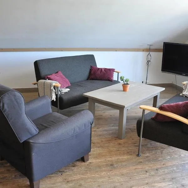 Farmhouse living room with open solution 1 km from Torp Airport, hotel u gradu 'Sandefjord'