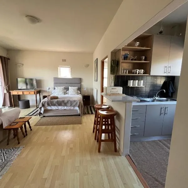 Private spacious studio in Kommetjie close to the beach, Hotel in Kommetjie