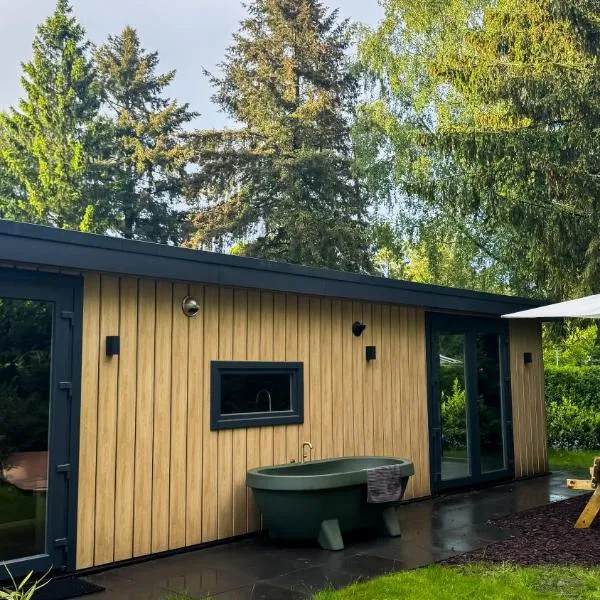 Leo l Tiny House l Panter, luxe, buitenbad, airco, bostuin, hotel in Epe