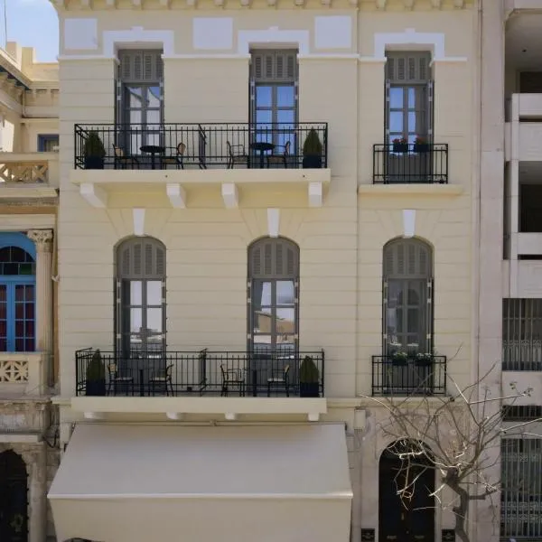 Hospi Living Empire Suites، فندق في مدينة هيراكيلون