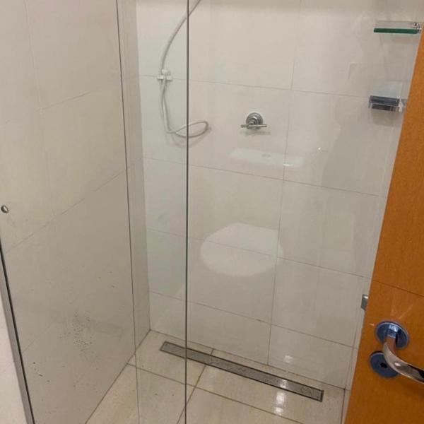 Quarto e banheiro privativo com cozinha sala compartilhada
