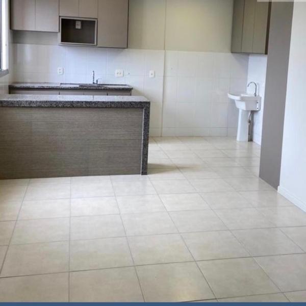 Quarto e banheiro privativo com cozinha sala compartilhada - Foto 2