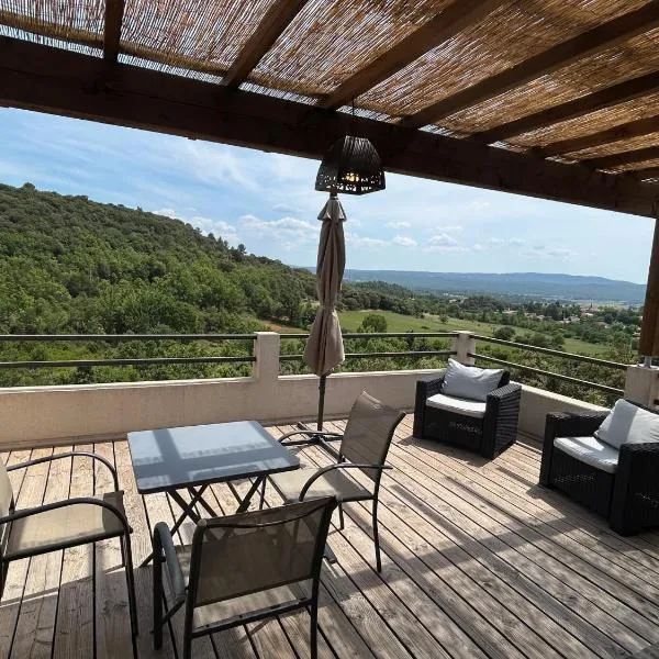 Studio au calme, grande terrasse avec vue vallée, hotel v destinaci Ginasservis