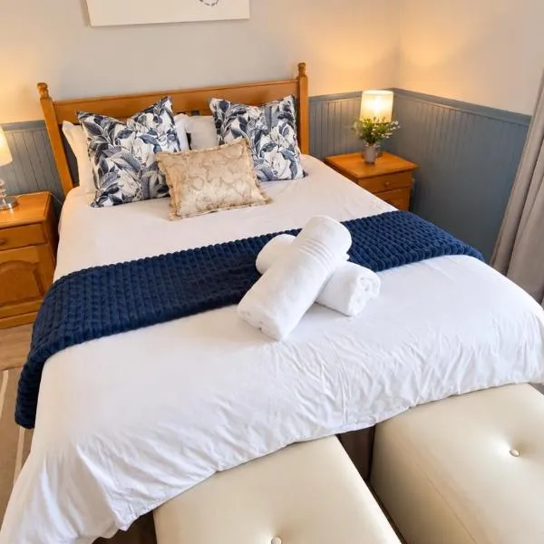 Spacious George self catering apartment for families, golfers, business travellers and couples 1 queen bed 2 sleeper couches, hotel u gradu Džordž