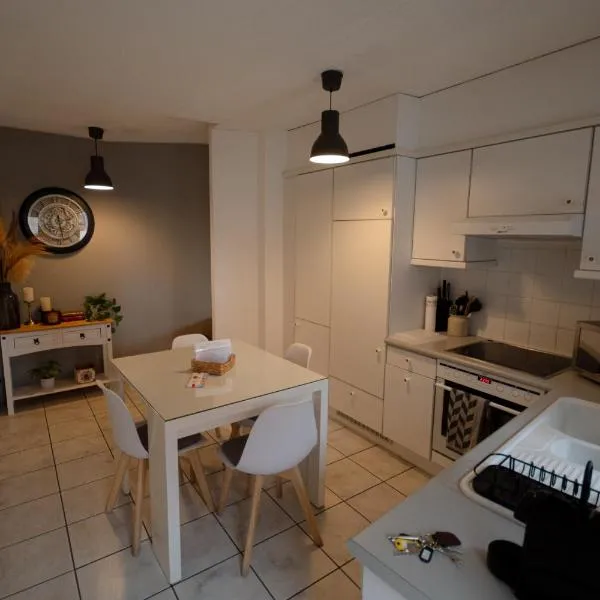 Appartement 2 grandes chambres avec balcon – hotel w mieście Cugy