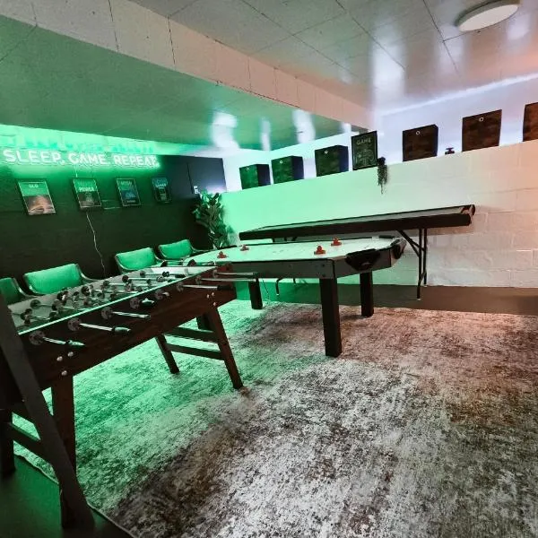 The Fern - Hot Tub Arcade Games Playground, Hotel in Calgary