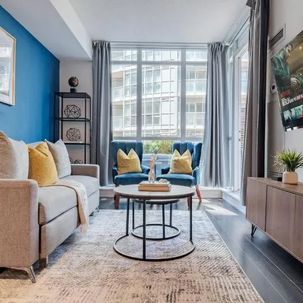 Cozy 2BR City Retreat Steps to Lake & Park, hotel sa Toronto