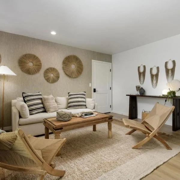 Private Balcony and Coastal Escape, hotel di Summerland