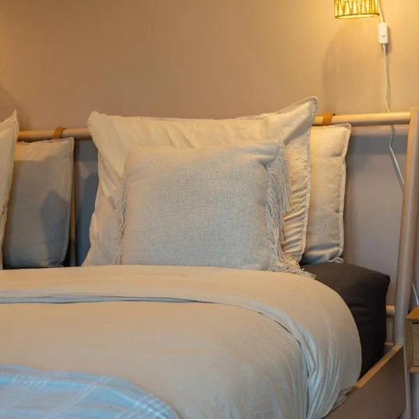 Mera Luxe Wellness B&B, Ibiza-Bohemian Style Suites, Adults Only, optioneel prive Outdoor Wellness, Massage, Vuurkorf, gratis fles Wijn of Bubbels, hotelli kohteessa America