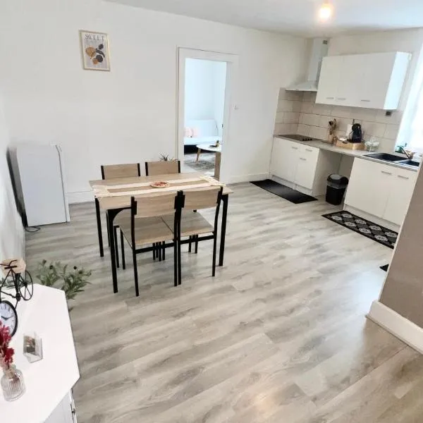 appartement au 1 étage côté rue: Thaon-les-Vosges şehrinde bir otel