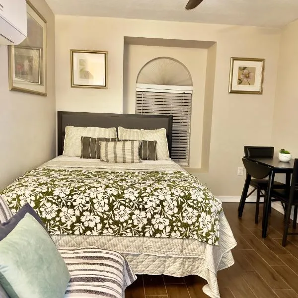 Ruskin FL 2 bdrm 1 bath suite, shared common areas, hotel v destinácii Ruskin