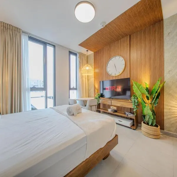 Luxury Apartment in Al Jada Wooden Theme by BlueCloud holidays, hotell i Sharjah