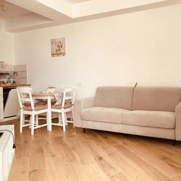 Casa Di Luce con Parcheggio Privato Interno Gratuito, hotel a Montesilvano