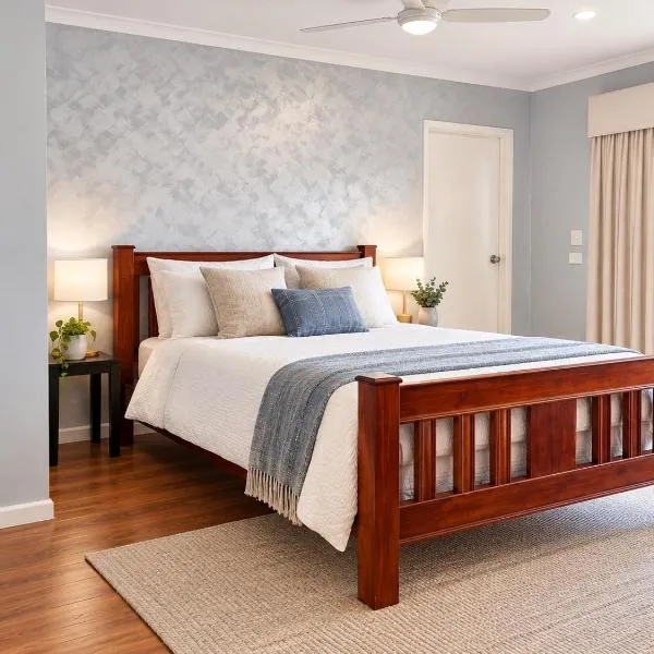 Guest ensuite room with private entrance, hotel sa Melbourne