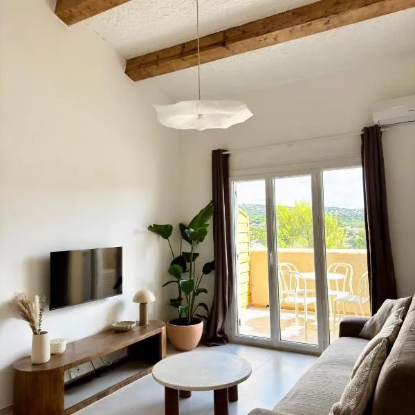 Charmant duplex avec vue dégagée et aperçu mer, hotel in Sainte-Maxime