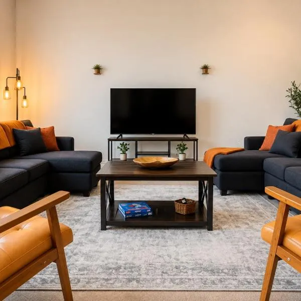 Spacious Loft with Fireplace - near CSU, Playhouse, Progressive field, R&R Hall of Fame with Gym & Sauna and Sleeps 12, Hotel in Cleveland