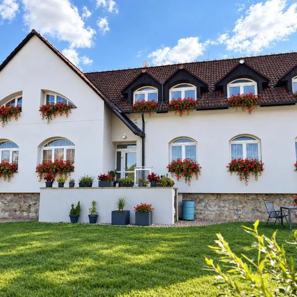 Apartmány Maňová: Pernštejnské Jestřabí şehrinde bir otel