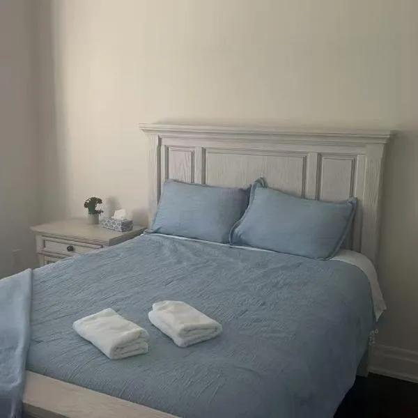 Private Room with Private Bath near Fairview Mall, viešbutis Toronte