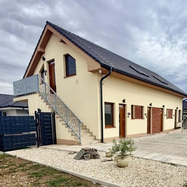 HENRY APARTMENT - Nesvady - Slovakia, hotel u gradu Nesvady