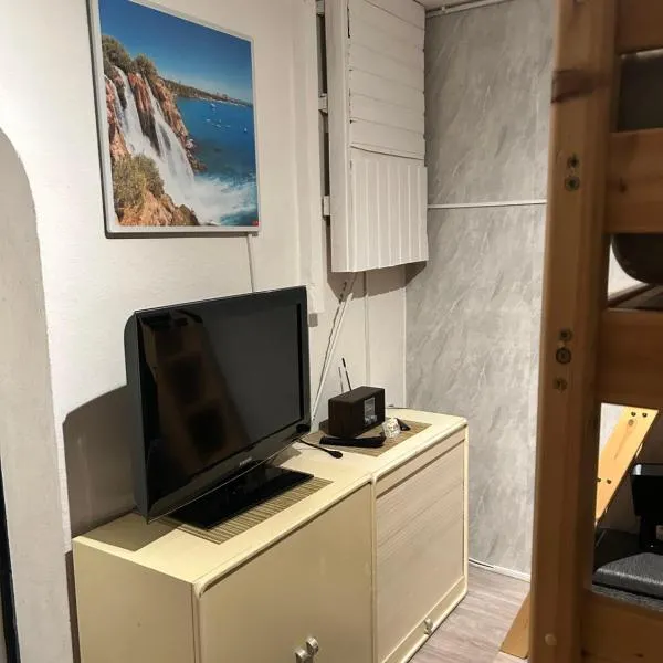 Deine Pension, Double Room P1, 1-2 beds, 10qm, Check-in 4PM - 5AM, hotel u gradu 'Creglingen'