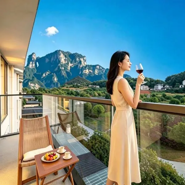 Flower Whisperer Homestay Tianmenshan Store free airport and station pick-up English language service, Hotel in Zhangjiajie